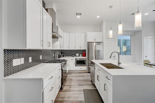 Building Photo - 5006 Golden Forest Dr