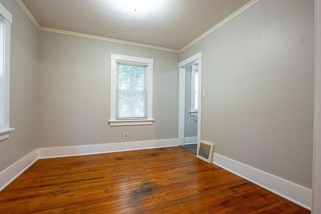 Building Photo - 2 Bedroom / 1 Bath Duplex with Garage in Askarben!