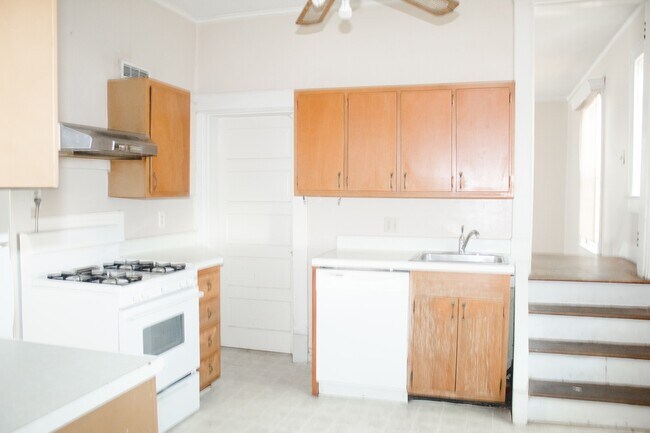 Building Photo - 430 Littleton St
