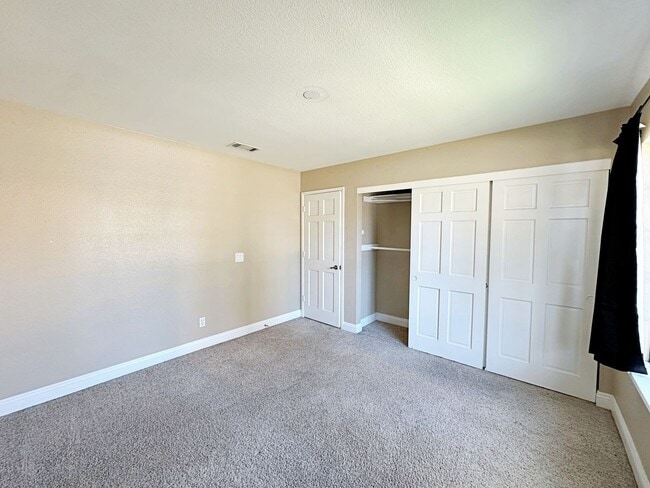 Building Photo - Green Valley Luxury Single Story: Pool, Putting Green, 4 Bedrooms, SOLAR!