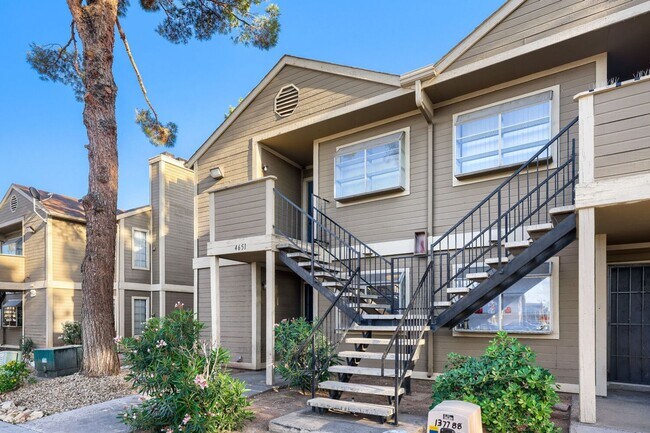Building Photo - Comfortable First-Floor Condo with Fireplace & Washer/Dryer!