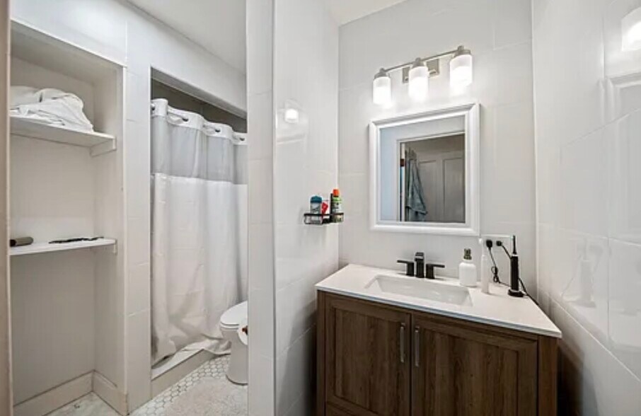 Building Photo - 721 Foster St