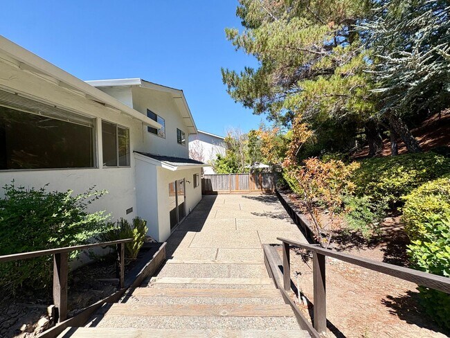 Building Photo - 1732 Las Gallinas Ave