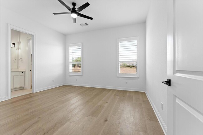 Building Photo - 704 Prairie Clover Dr