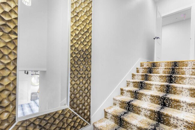 Building Photo - 156 Camellia St