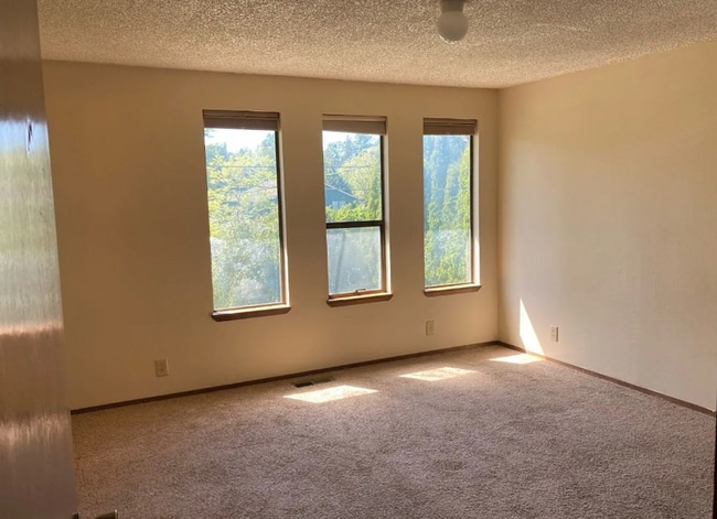 Building Photo - 5-Bedroom Home for Rent in Barkley Neighbo...