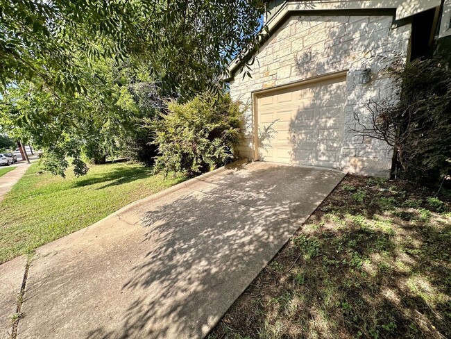 Building Photo - Gorgeous 3 bed 2 Bath detached condo in tr...