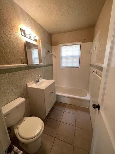 Building Photo - 1107 NW Bell Ave