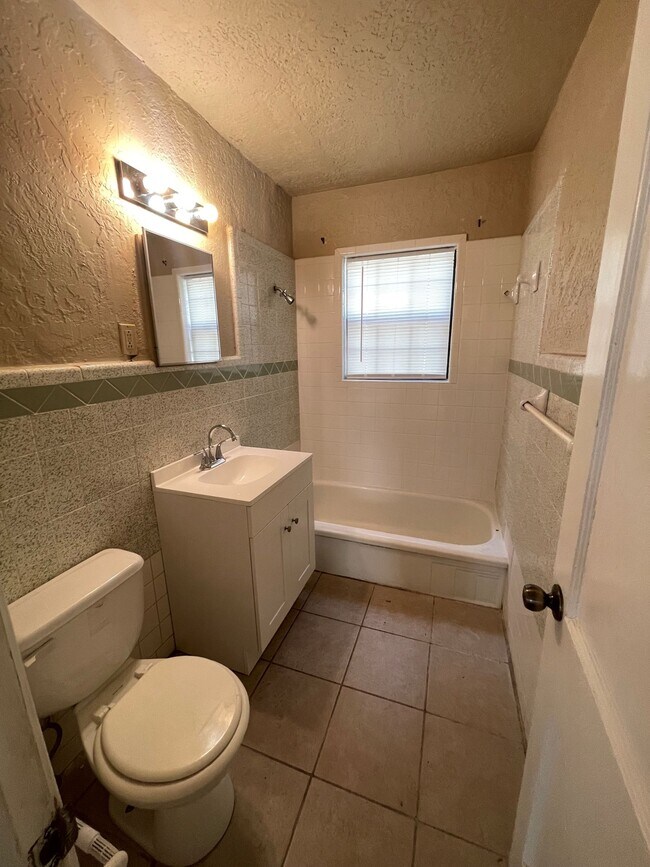 Building Photo - 1107 NW Bell Ave