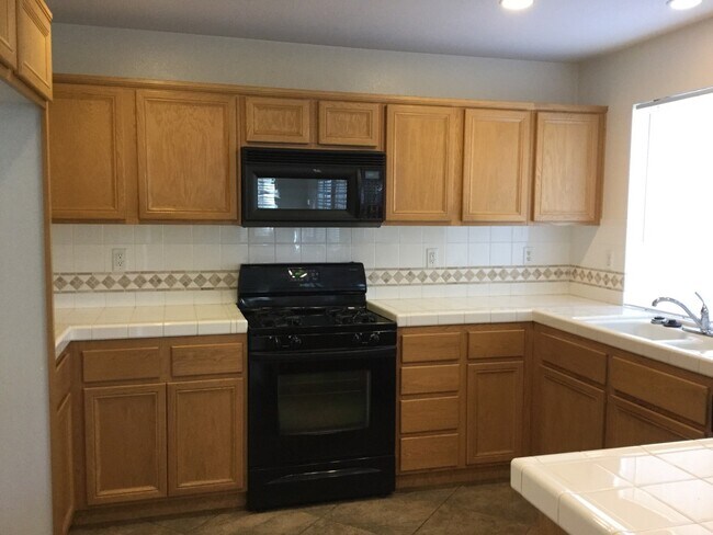 Building Photo - 3 Bedroom 2 Bathroom Home in Corona