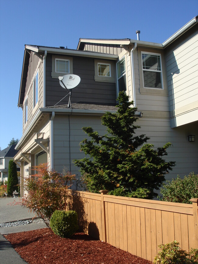 Building Photo - 13904 North Pointe Cir