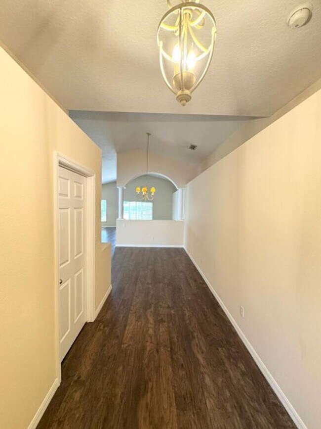 Building Photo - 205 Pima Trail