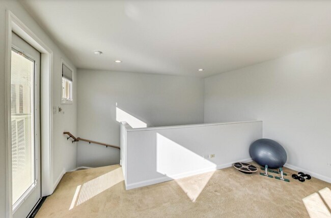 Building Photo - 2850 N Lakewood Ave