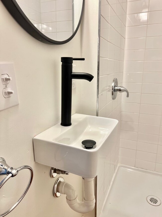 Building Photo - 3 Bedroom 2 Bath City Home Available