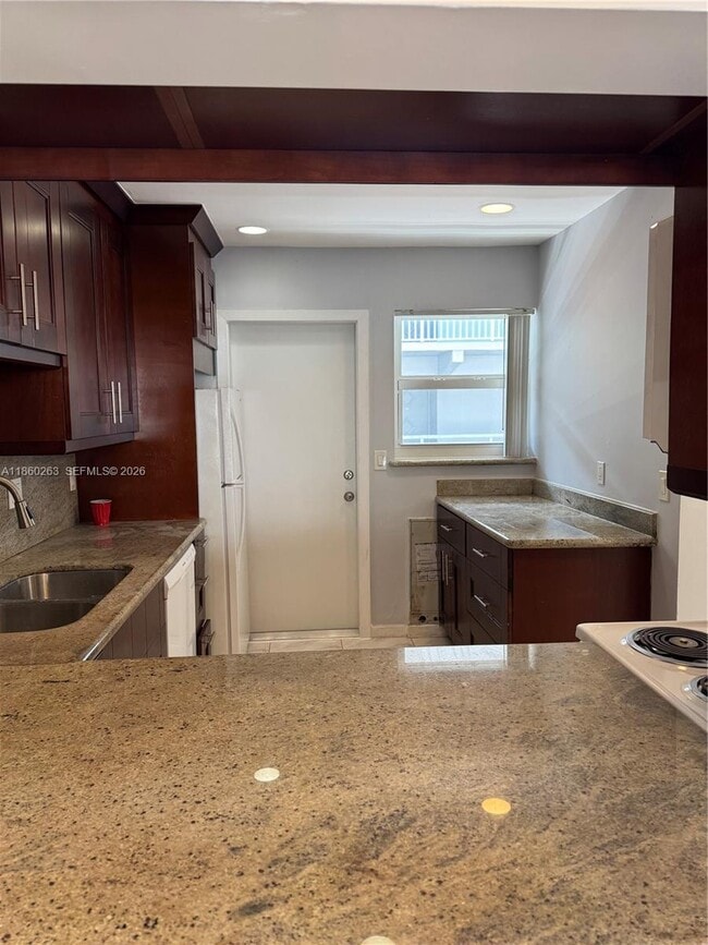 Building Photo - 215 SE 3rd Ave