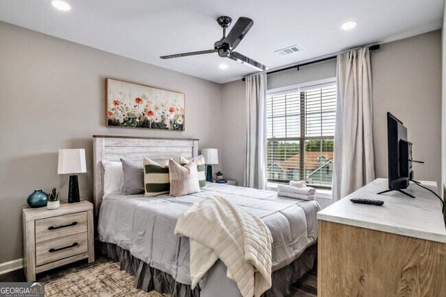 Building Photo - 8008 Clearview Cir