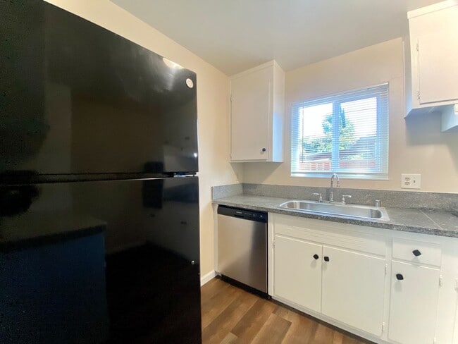 Building Photo - Lovely 4-bedroom home in Fremont – Sundale Neighborhood!