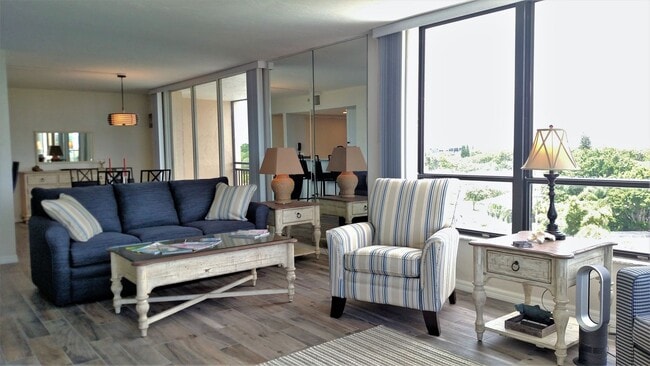 Building Photo - Seasonal Short-Term 2-Bedroom 2-Bathroom Condo located on Venice Island!