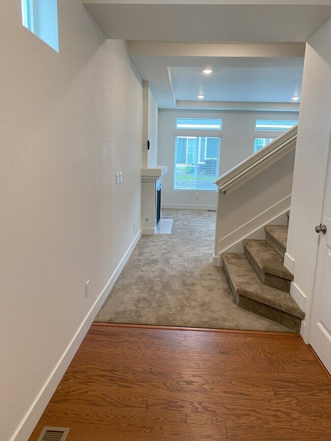 Building Photo - Stunning 4 bed 3.5 bath in Johnstown. Available NOW!