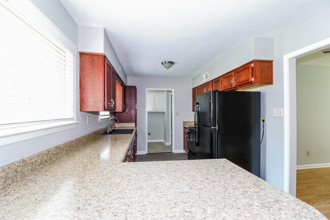 Building Photo - 5352 Patrick Henry Dr