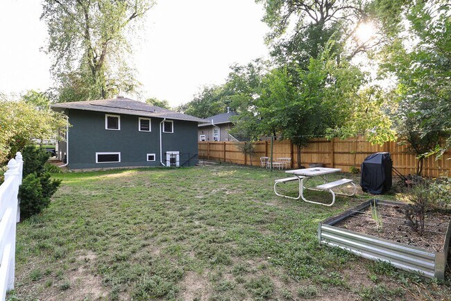 Building Photo - Beautiful Historic Two Bedroom Home