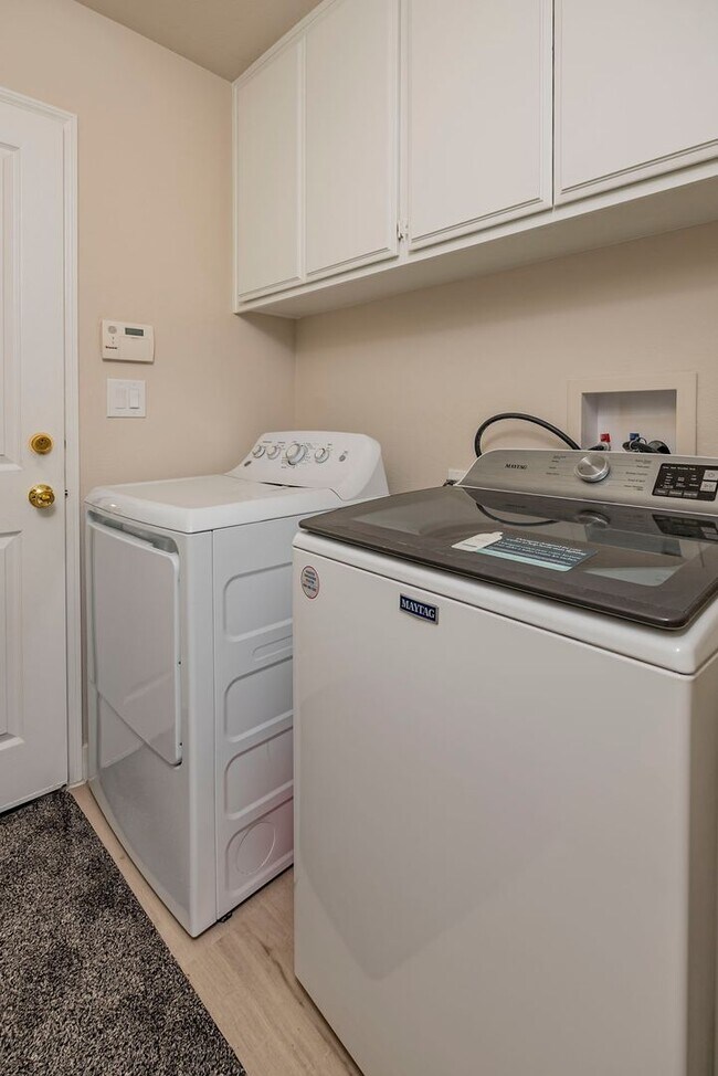 Building Photo - Fully Furnished! Prestige Luxury Single 5bed 3bath House