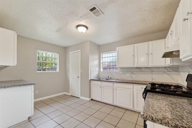 Building Photo - 4326 Howcher St