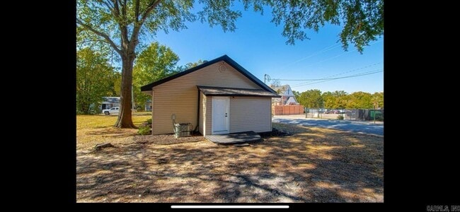 Building Photo - 2501 S Maple St