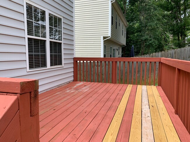 Building Photo - SPACIOUS HOME WITH DOWNSTAIRS PRIMARY BEDROOM AND BATH- LAKE WHEELER/ FARMER'S MARKET AREA