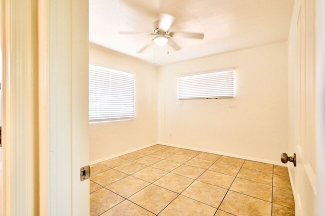 Building Photo - Eastside (Broadway and Wilmot) 3 bedroom, ...