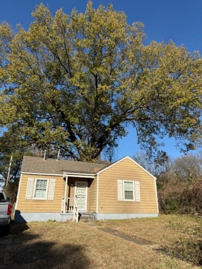 Building Photo - Completely Renovated House in central location