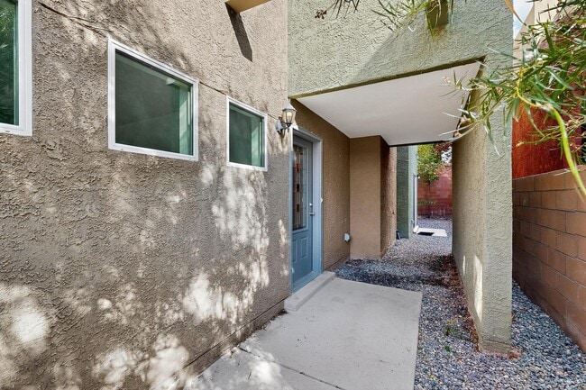 Building Photo - Executive 2 story Town house 4 Bedroom 3 b...