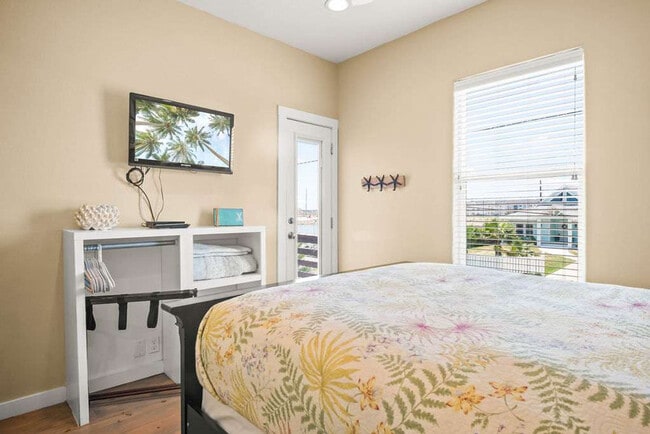 Building Photo - 2727 Eleventh Street-SI ID1023166P