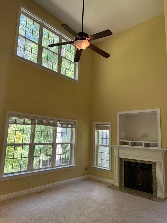 Building Photo - Beautiful Home in River Bluffs