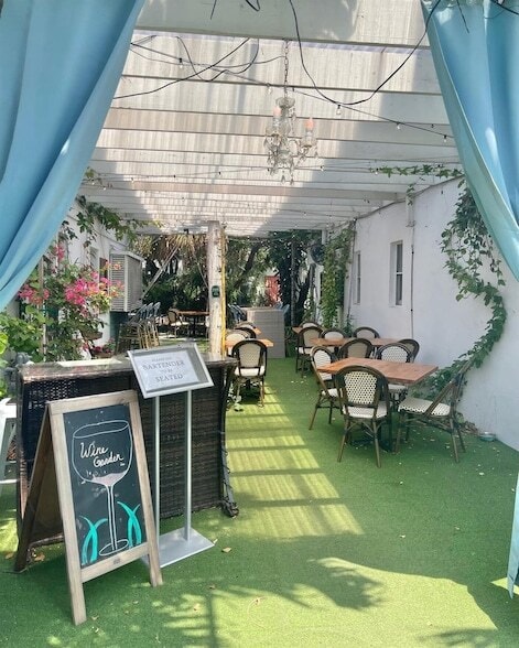 Building Photo - 3000 Riomar St