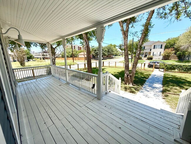 Building Photo - *COMING SOON* Jaw Dropping 4 Bedroom / 3 Bath Home Near Downtown!