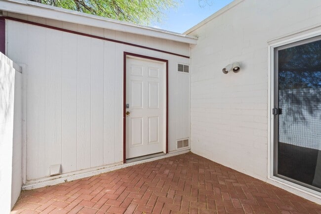 Building Photo - Charming central home