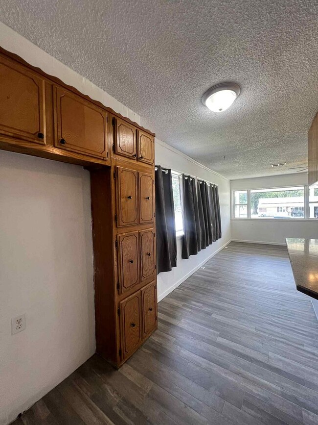 Building Photo - Newly Remodeled 3 Bedroom / 2 Bathroom Hom...