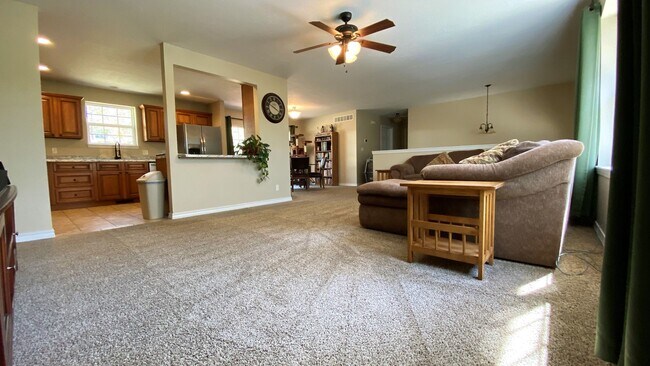 Building Photo - Gorgeous 3 Bedroom, 2 Bathroom Split Level...