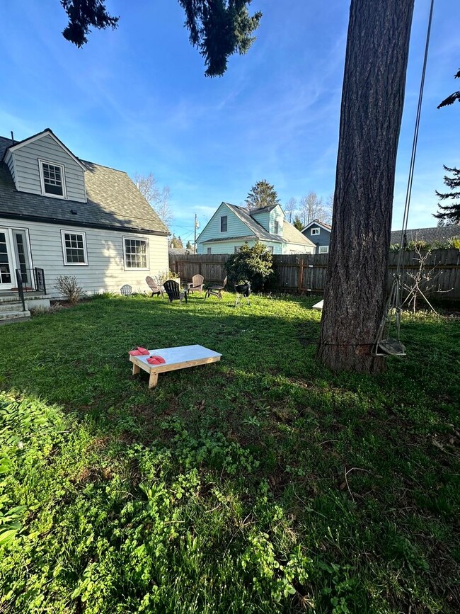 Building Photo - Charming Fully Furnished Bungalow Rental w...