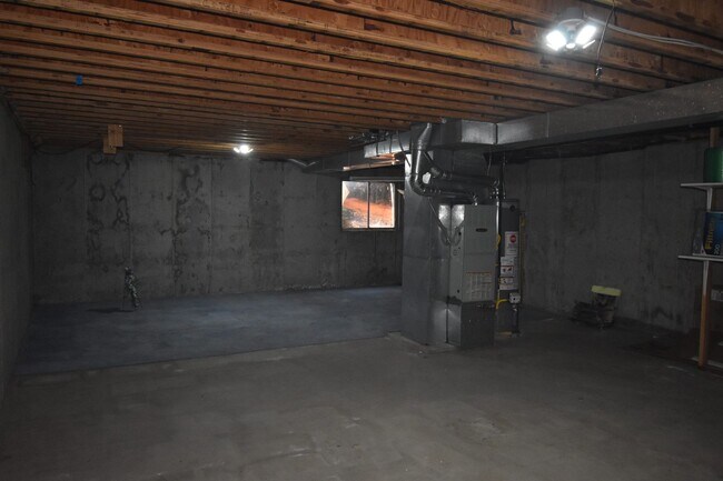 Building Photo - GREAT 3 BEDROOM/2 BATHROOM TOWNHOME WITH NEW PAINT & FLOORING. AVAILABLE 5/23.