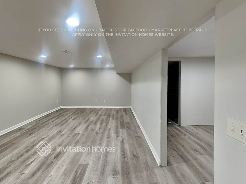 Building Photo - 7113 W Hinsdale Dr