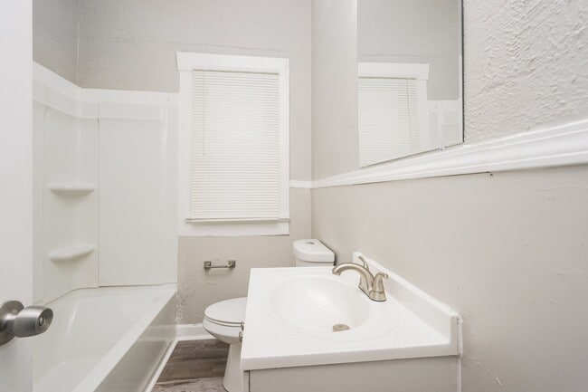 Building Photo - 628 S 40th St