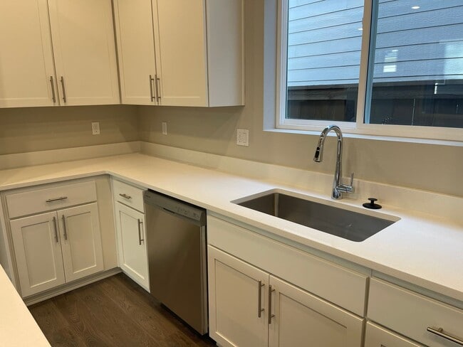 Building Photo - Stylish & Comfortable Living with Fireplace, Island Kitchen, and Private Suite, parks and playgro...