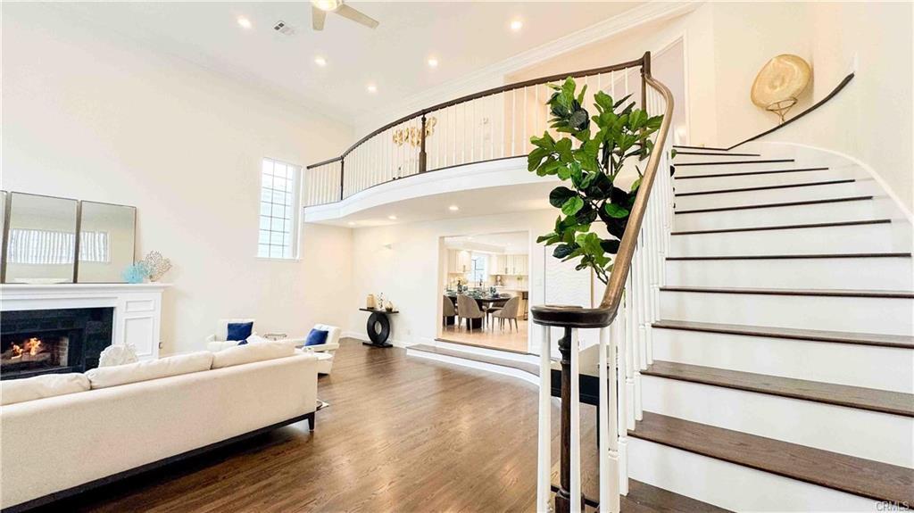 Living room vaulted ceilings - 5851 Friends Ave