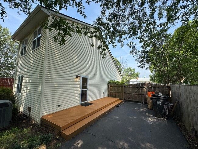 Building Photo - Beautiful 3 Bed 2.5 Bath Single Family Hom...