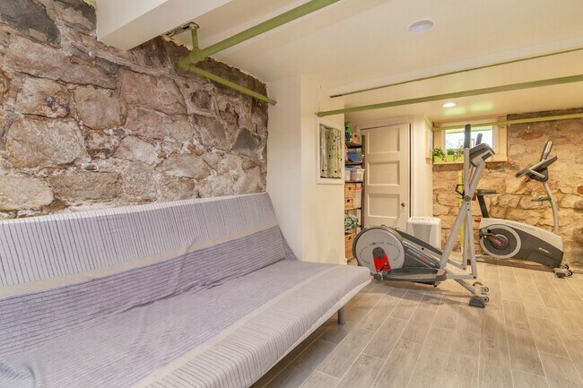 Building Photo - 48 Stelfox St