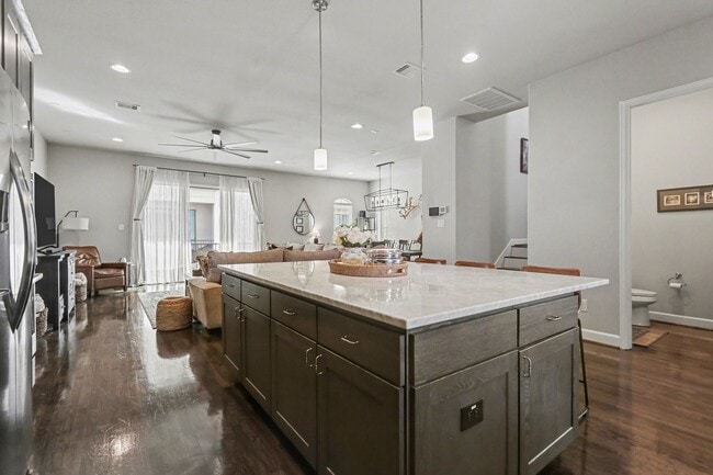 Building Photo - 1538 Dian St