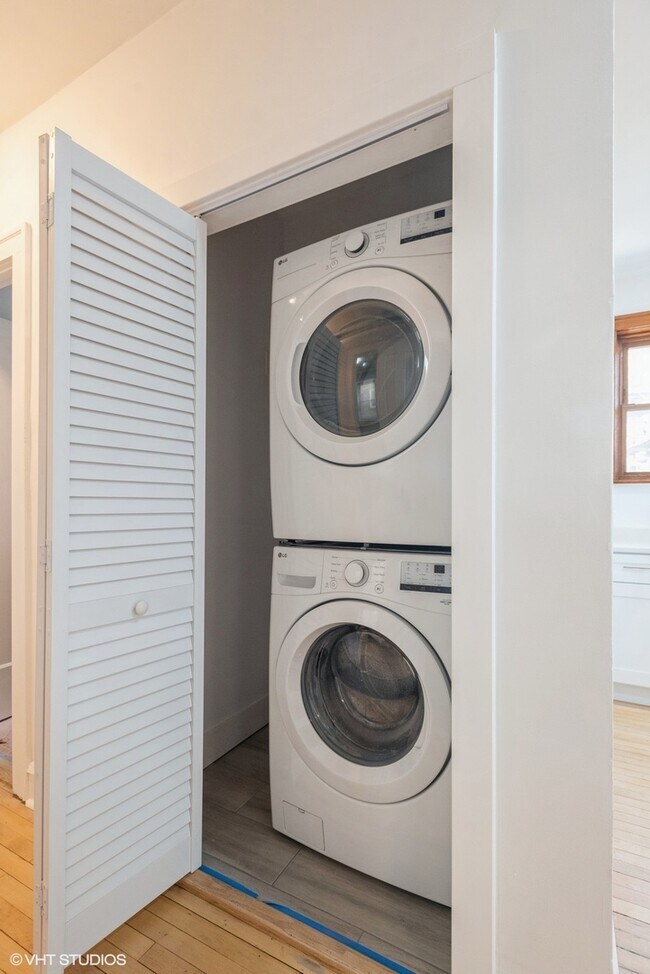 Building Photo - 4929 W Wolfram St