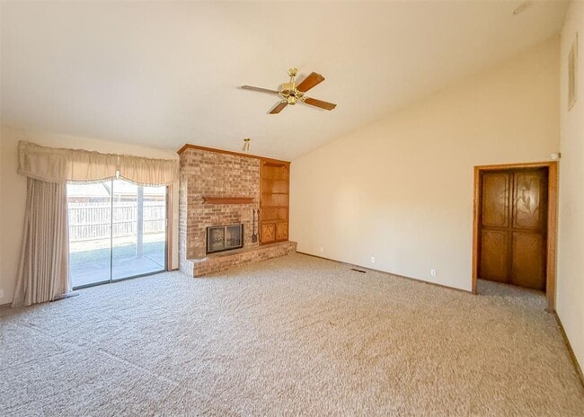 Building Photo - 2205 Shamrock Dr